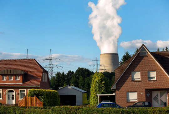 독일 엠스란트 Emsland의 RWE 핵 발전소. 독일은 수 년 내 핵 발전소를 폐쇄한다는 계획을 세워놓고 있다.