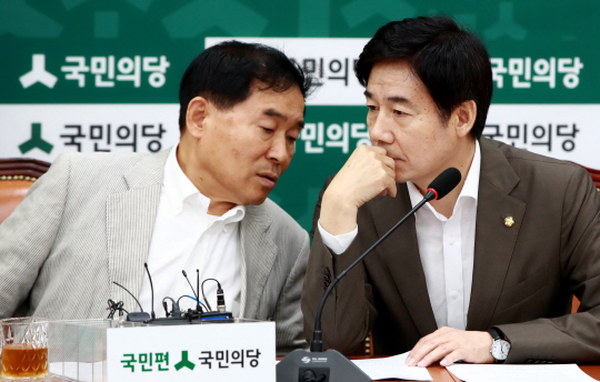 국회 예산결산특별위원회 국민의당 간사인 황주홍 의원(왼쪽)이 4일 오전 국회 원내대표실에서 열린 2017년 대안 추경안 방향 기자간담회에 참석해 이용호 정책위의장과 논의하고 있다. /연합뉴스