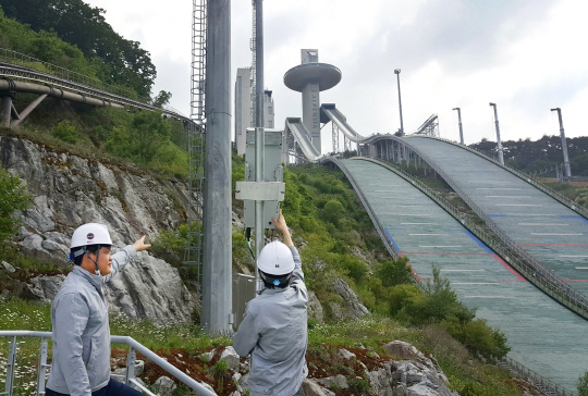 KT 직원들이 5G WTTx 솔루션이 적용된 5G 기지국을 활용해 알펜시아 스키점프대 라운지에 기자 인터넷 커버리지를 확보하고 있다./사진제공=KT