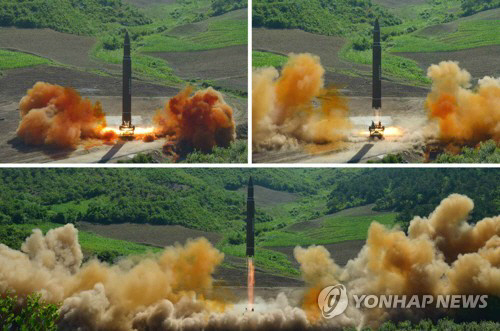 북한은 지난 4일 실시한 대륙간탄도미사일(ICBM) ‘화성-14’ 발사를 통해 미사일 탄두부의 대기권 재진입 및 단 분리 기술을 시험했다고 노동신문이 5일 보도했다./연합뉴스