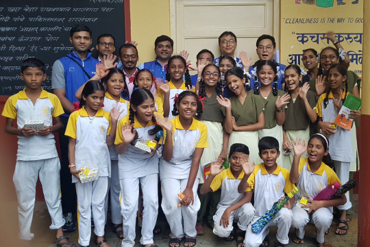 삼성물산 직원들이 지난 6월 인도 마하라스트라주 뭄바이 시에서 학교를 건설하는 드림 투모로우 사업을 진행한 후 현지 학생들과 기념촬영을 하고 있다. /사진제공=삼성물산