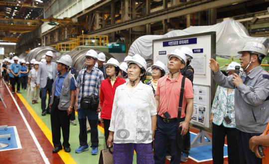 두산중공업 ‘가족견학 프로그램’에 참가한 창원시 웅남동 주민들이 터빈공장을 방문해 터빈의 제작 과정에 대한 설명을 듣고 있다. /사진제공=두산중