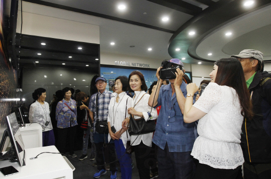두산중공업 ‘가족견학 프로그램’에 참가한 창원시 웅남동 주민들이 VR 기기를 쓰고, 두산중공업이 해외에 시공한 플랜트 투어를 체험하고 있다.  /사진제공=두산중