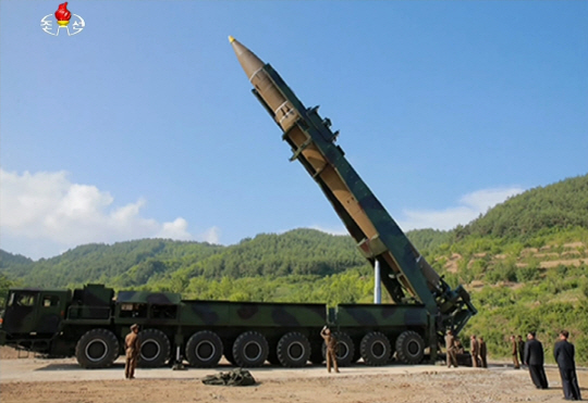 북한이 대륙간 탄도미사일(ICBM)로 알려진 ‘화성-14’을 시험발사하고 있다./연합뉴스
