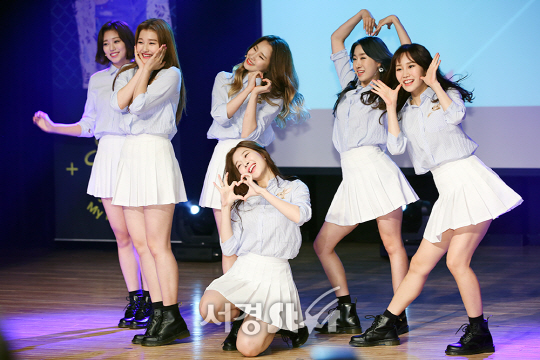그룹 페이버릿이 5일 오후 서울 강남구 일지아트홀에서 열린 첫 번째 미니앨범 ‘My Favorite’ 발매 및 데뷔 쇼케이스에 참석해 무대를 선보이고 있다.