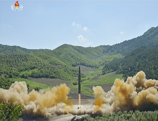 4일 북한 관영 조선중앙TV가 공개한 대륙간탄도미사일(ICBM) 발사장면/AP연합뉴스