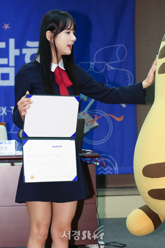 우주소녀 설아가 5일 오전 서울 중구 프레스센터에서 열린 ‘SICAF 2017 - 제21회 서울국제만화애니메이션페스티벌’ 기자간담회에 참석하고 있다.