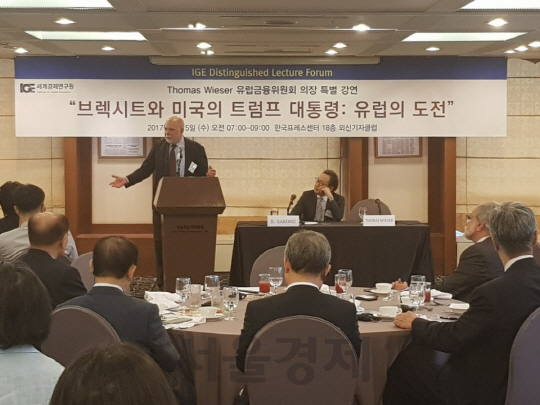 5일 방한한 토머스 비저 유럽금융위원회·유로실무그룹 의장이 서울 중구 프레스센터에서 세계경제연구원 초청 특별 강연회 ‘브렉시트와 미국의 트럼프 대통령: 유럽의 도전’에 참석해 강연을 하고 있다. /서울경제