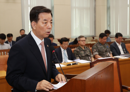 한민구 국방장관이 5일 오전 국회 국방위원회에 출석해 북한 ICBM 미사일 관련 긴급 현안 보고를 하고 있다. /연합뉴스