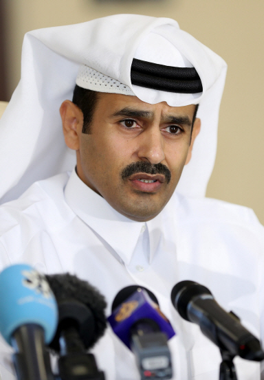 4일(현지시간) 사드 셰리다 알카비 카타르 국영석유회사 최고경영자(CEO)가 카타르의 수도 도하에서 기자회견을 열고 액화천연가스(LNG) 생산량 증대 구상을 밝히고 있다. /도하=AFP연합뉴스