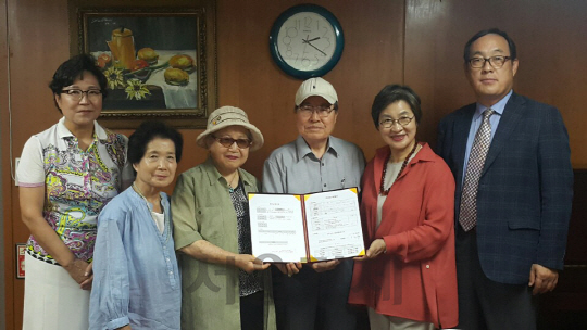 평생 모은 돈 5억원을 지난달 23일 모교인 서울 수도여고에 장학금으로 기탁한 이종숙(왼쪽 세번째)씨가 수도여고 동문 장학회 사무실에서 관계자들과 기념촬영을 하고 있다/사진제공=수도여고