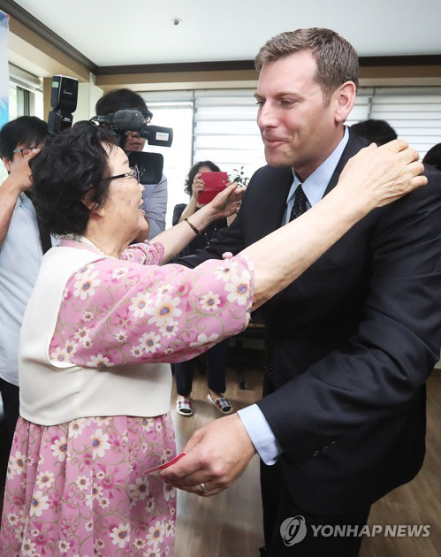 이용수 할머니와 포옹하는 브라운스타인 의원 /연합뉴스