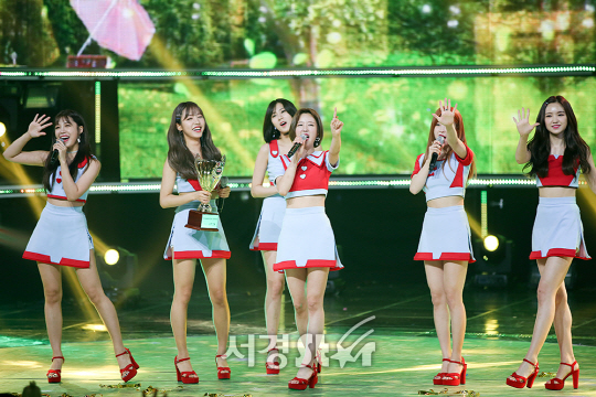그룹 에이핑크가 5일 오후 경기 고양시 일산 MBC 드림센터에서 MBC Music ‘쇼!챔피언’ 생방송에서 무대를 선보이고 있다.