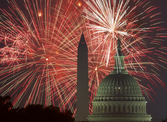 4일(현지시간) 241번째 독립기념일을 기념해 미국 국회의사당 주변에서 불꽃놀이가 벌어지고 있다. /워싱턴DC=AFP연합뉴스