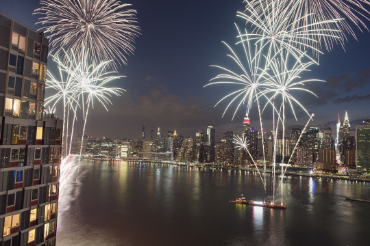 4일(현지시간) 미국의 241번째 독립기념일을 맞이해 뉴욕시 강변에서 불꽃놀이가 벌어지고 있다. /뉴욕=AP연합뉴스