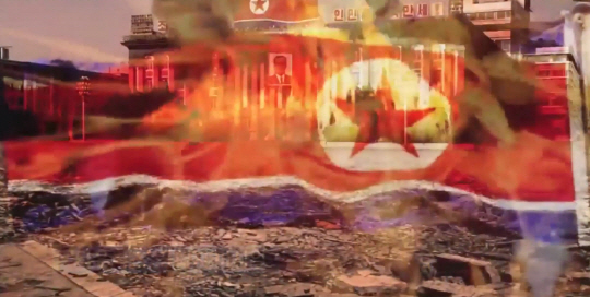 군 당국은 5일 유사시 우리 군의 전략무기 공격을 받아 평양 김일성광장이 초토화되고 인공기가 불타는 장면을 공개했다.          /연합뉴스