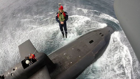 4일(현지시간) 에마뉘엘 마크롱 프랑스 대통령이 대서양에서 훈련 중인 자국 핵잠수함 르 테리블에 승선하고 있다,/트위터