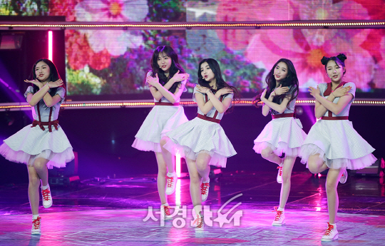 그룹 ELRIS가 5일 오후 경기 고양시 일산 MBC 드림센터에서 MBC Music ‘쇼!챔피언’ 생방송에서 무대를 선보이고 있다.