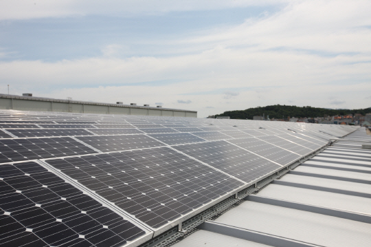 LS산전의 청주 2사업장에 설치된 2MW급 태양광 발전 패널이 발전을 하고 있다. LS산전은 최근 신재생 에너지 발전및 저장사업을 강화하고 있다. /사진제공=LS산전