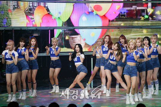 그룹 우주소녀가 5일 오후 경기 고양시 일산 MBC 드림센터에서 MBC Music ‘쇼!챔피언’ 생방송에서 무대를 선보이고 있다.