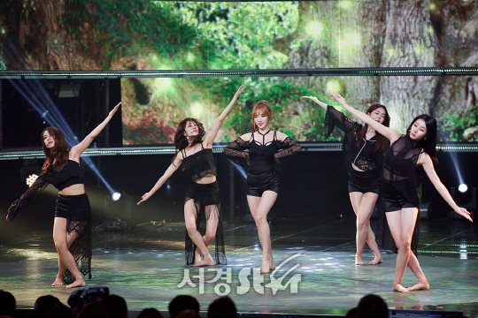 그룹 스텔라가 5일 오후 경기 고양시 일산 MBC 드림센터에서 MBC Music ‘쇼!챔피언’ 생방송에서 무대를 선보이고 있다.