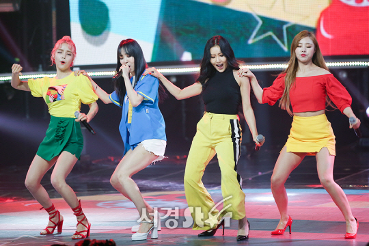그룹 마마무가 5일 오후 경기 고양시 일산 MBC 드림센터에서 MBC Music ‘쇼!챔피언’ 생방송에서 무대를 선보이고 있다.