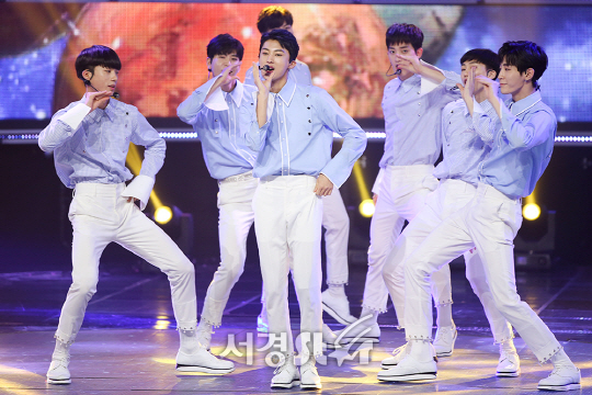 그룹 VAV가 5일 오후 경기 고양시 일산 MBC 드림센터에서 MBC Music ‘쇼!챔피언’ 생방송에서 무대를 선보이고 있다.