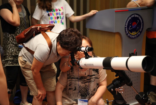 지난해 실시된 ‘하계 교원 천문연수’에 참가한 한  교사가 망원경으로 관측하고 있다./사진제공=한국천문연구원
