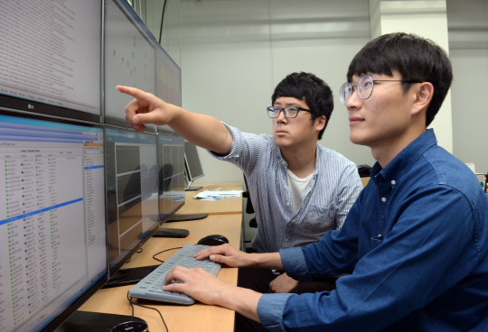 황호(왼쪽부터), 안성범 ETRI 연구원이 사이버 공격 보안 관제 로그정보를 분석하고 있다./사진제공=ETRI