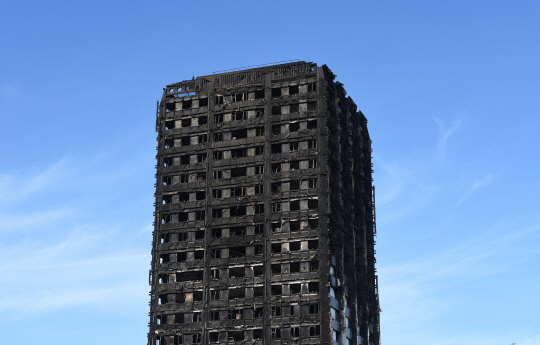화재사고 후 ‘그렌펠 타워’ 아파트 모습/ EPA연합뉴스