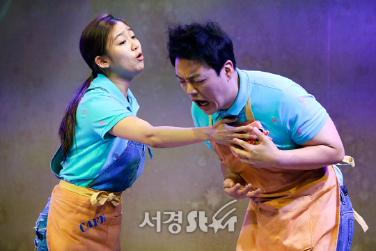 배우 박정원, 김승용이 6일 오후 서울 종로구 드림아트센터에서 연극 ‘그와 그녀의 목요일’ 프레스콜에 참석해 연기를 하고 있다.