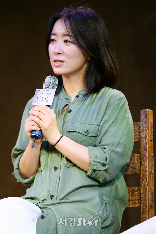 배우 윤유선이 6일 오후 서울 종로구 드림아트센터에서 연극 ‘그와 그녀의 목요일’ 프레스콜에 참석해 연기를 하고 있다.