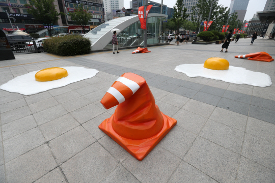 달걀도 익어버리는 도심      (대구=연합뉴스) 김준범 기자 = 대구·경북에 이틀째 폭염 주의보가 이어진 6일 오후 대구시 중구 계산동 현대백화점 대구점 앞에 달걀프라이와 더위에 녹아내린 라바콘 조형물이 설치돼 있다. 2017.7.6      psykims@yna.co.kr  (끝)      <저작권자(c) 연합뉴스, 무단 전재-재배포 금지>