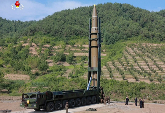 북한이 최근 시험발사한 대륙간탄도미사일(ICBM) ‘화성-14’의 모습./연합뉴스