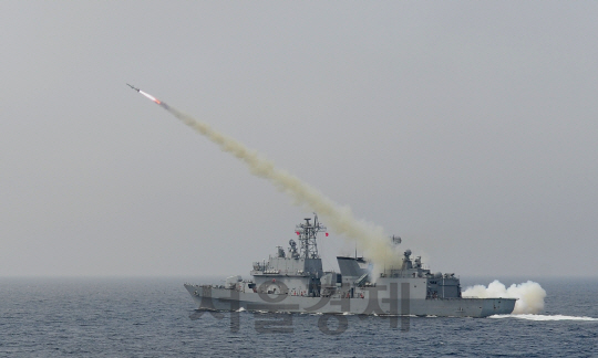 6일 동해상에서 실시된 해공군 합동 전투탄 실사격훈련에서 3,200톤급 구축함인 양만춘함이 표적을 향해 하푼 대함유도탄을 발사하고 있다.    /사진제공=해군