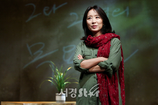 배우 윤유선이 6일 오후 서울 종로구 드림아트센터에서 연극 ‘그와 그녀의 목요일’ 프레스콜에 참석해 연기를 하고 있다.
