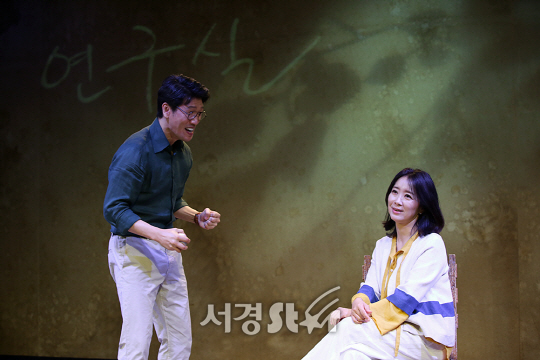 배우 성기윤, 윤유선이 6일 오후 서울 종로구 드림아트센터에서 연극 ‘그와 그녀의 목요일’ 프레스콜에 참석해 연기를 하고 있다.