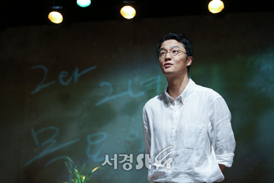 배우 조한철이 6일 오후 서울 종로구 드림아트센터에서 연극 ‘그와 그녀의 목요일’ 프레스콜에 참석해 연기를 하고 있다.