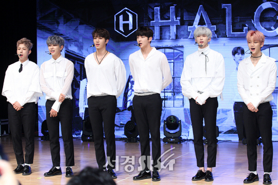 헤일로 멤버들이 6일 오후 서울 강남구 청담동 일지아트홀에서 열린 세 번째 미니앨범 ‘HERE I AM’ 쇼케이스에 참석해 무대를 선보이고 있다.