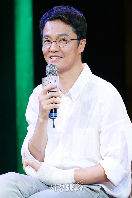 배우 조한철이 6일 오후 서울 종로구 드림아트센터에서 연극 ‘그와 그녀의 목요일’ 프레스콜에 참석해 소개를 하고 있다.