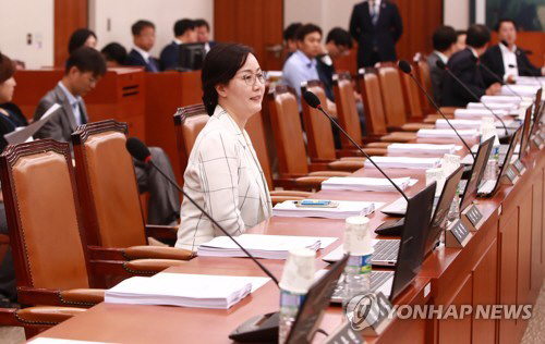 6일 국회에서 열린 국토교통위원회 전체회의. 자유한국당 의원과 바른정당 의원들이 불참한 가운데 한국당 비례대표 김현아 의원이 홀로 앉아있다. /연합뉴스