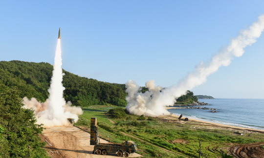 북한의 대륙간탄도미사일(ICBM) 도발에 대응해 지난 5일 오전 동해안에서 열린 한미 연합 탄도미사일 타격 훈련에서 한국군의 탄도미사일인 현무-2A(왼쪽)와 주한미군의 에이태킴스(ATACMS)가 동시에 발사되고 있다. /사진제공=합동참모본부