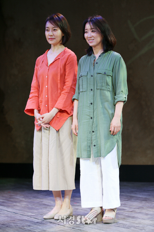배우 진경, 윤유선이 6일 오후 서울 종로구 드림아트센터에서 연극 ‘그와 그녀의 목요일’ 프레스콜에 참석해 연기를 하고 있다.