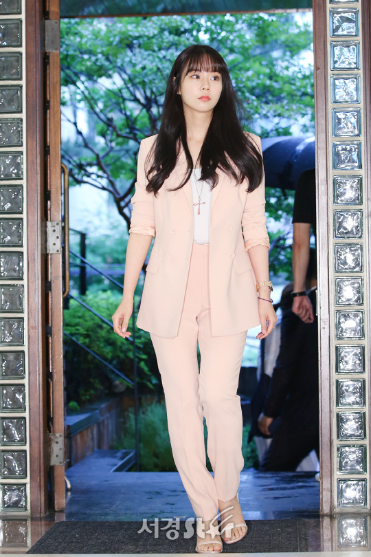 가수 겸 배우 한승연이 6일 오후 서울 강남구 이유진갤러리에서 한 주얼리 브랜드 행사에 참석해 포즈를 취하고 있다.