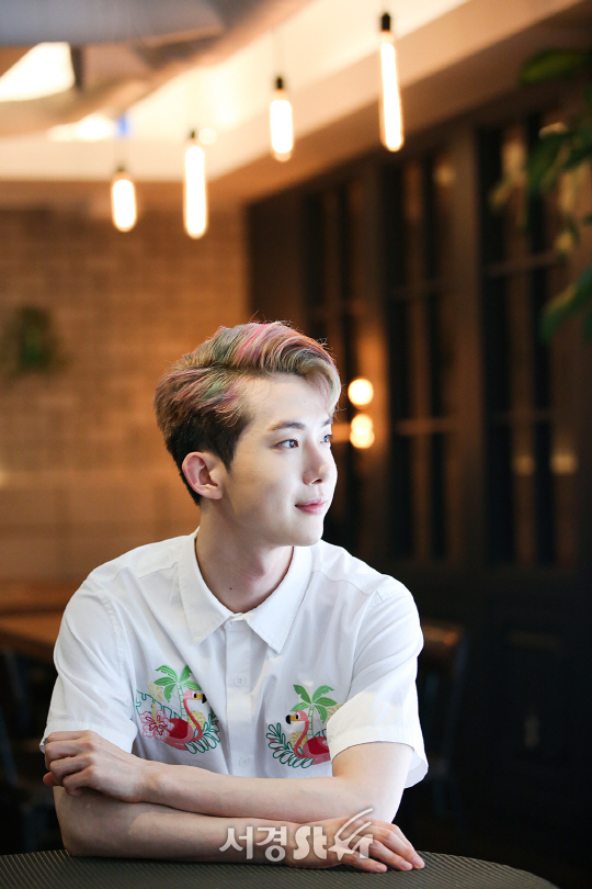 배우 겸 가수 조권이 6일 오후 서울 종로구 한 카페에서 서경스타와의 인터뷰에 앞서 포즈를 취하고 있다.