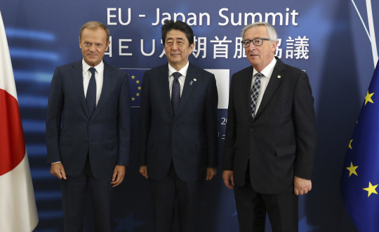 6일(현지시간) 도날트 투스크(왼쪽) 유럽연합(EU) 정상회의 상임의장과 아베 신조(가운데) 일본 총리, 장끌로드 융커 EU 위원장이 벨기에 브뤼셀에서 사진촬영을 하고 있다. /브뤼셀=AP연합뉴스