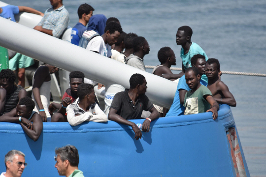 지중해에서 구조된 아프리카 난민들이 이탈리아 칸타냐 항구에서 지난 1일(현지시간) 상륙 조치를 기다리고 있다. /칸타냐=EPA연합뉴스