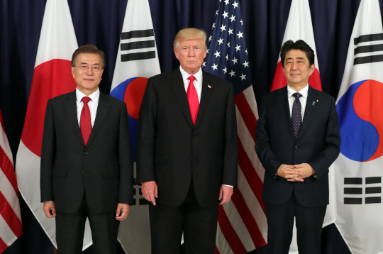 문재인 대통령(왼쪽)과 도널드 트럼프 미국 대통령, 아베 신조 일본 총리가 6일 오후(현지시간) G20 정상회의가 열리는 독일 함부르크 시내 미국총영사관에서 열린 한미일 정상만찬에서 기념촬영을 하고 있다./베를린=연합뉴스
