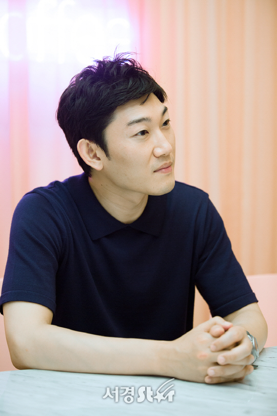 배우 안세호가 7일 오후 서울 종로구 한 카페에서 서경스타와의 인터뷰에 앞서 포즈를 취하고 있다.