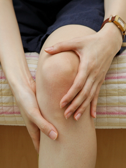 무릎관절 연골연화증으로 관절통을 겪는 젊은 여성이 늘고 있다. /사진제공=목동힘찬병원